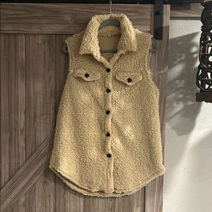 NWOT Sherpa Vest with‎ Black Buttons Size M